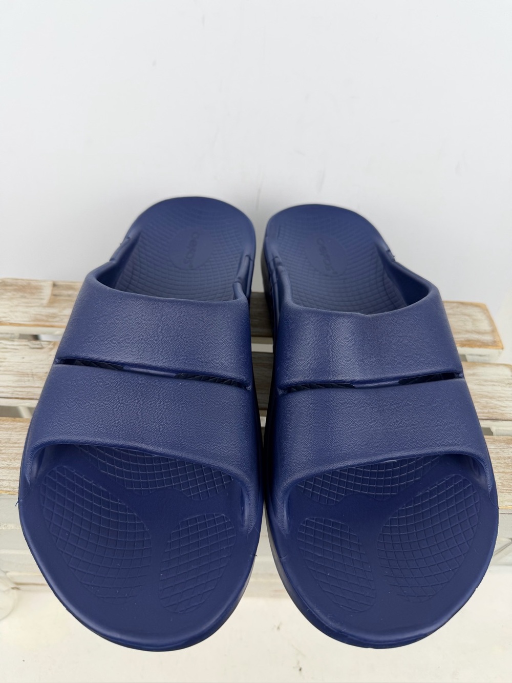 OOFOS Recovery slides in navy impact-absorbing foam technology unisex W11 M9